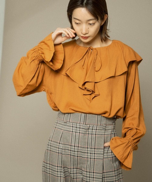 KBF(ケイビーエフ)の「フリルブラウス(シャツ/ブラウス・レディース・ブラック/オフホワイト/キャメル・ONE)」の11枚目の写真