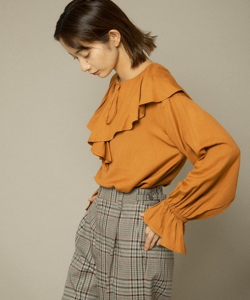 KBF(ケイビーエフ)の「フリルブラウス(シャツ/ブラウス・レディース・ブラック/オフホワイト/キャメル・ONE)」の4枚目の写真