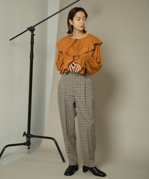 KBF(ケイビーエフ)の「フリルブラウス(シャツ/ブラウス・レディース・ブラック/オフホワイト/キャメル・ONE)」の8枚目の写真