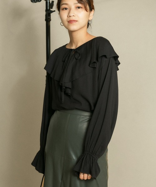 KBF(ケイビーエフ)の「フリルブラウス(シャツ/ブラウス・レディース・ブラック/オフホワイト/キャメル・ONE)」の9枚目の写真