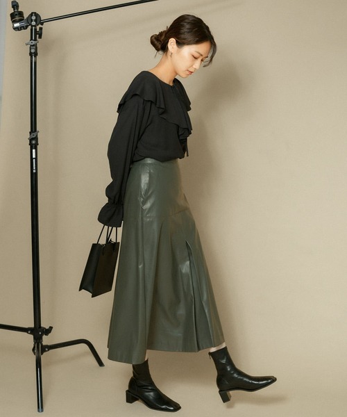 KBF(ケイビーエフ)の「フリルブラウス(シャツ/ブラウス・レディース・ブラック/オフホワイト/キャメル・ONE)」の13枚目の写真