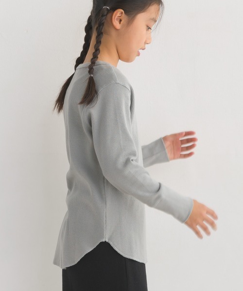 OMNES（オムネス）の「キッズ ハニカム裾ラウンド　長袖プルオーバー（Tシャツ/カットソー・キッズ・ホワイト/ライトグレー/ブラック/ブラウン/グレー系その他/ラベンダー・100/110/120/130/140）」の2枚目の写真