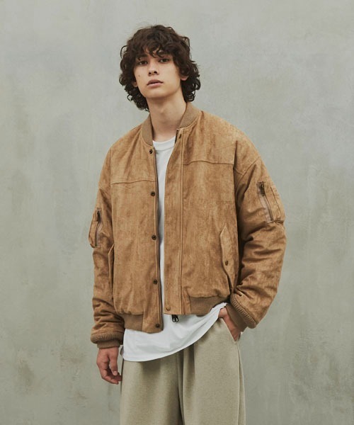 Revo.（レボ）の「Revo.　フェイクスウェード　中綿　MA-1 タイプジャケット（MA-1・メンズ・カーキ/ベージュ/ブラック・L/M）」の2枚目の写真