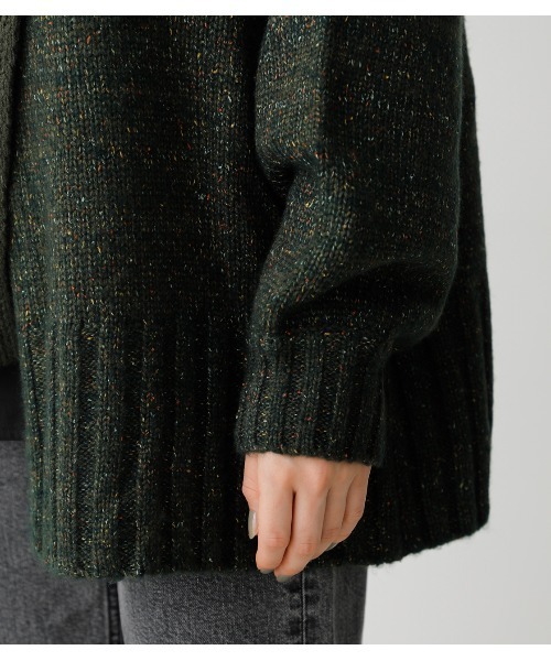 AZUL by moussy（アズールバイマウジー）の「ASYMMETRY CABLE KNIT TOPS/アシメトリーケーブルニットトップス（ニット/セーター・レディース・ダークグリーン/ブラック/ベージュ/マジェンタ・MEDIUM/SMALL）」の11枚目の写真