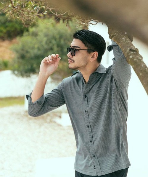 1 piu 1 uguale 3（ウノピゥウノウグァーレトレ）の「STRIPE BIG SHIRTS（シャツ/ブラウス・メンズ・ブラック/ネイビー・Ⅲ/Ⅳ）」の6枚目の写真