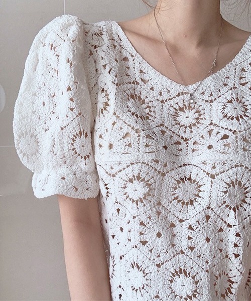 Chaco closet（チャコ クローゼット）の「クロシェレースVネックパフスリーブブラウス（シャツ/ブラウス・レディース・ホワイト/アイボリー・FREE）」の3枚目の写真