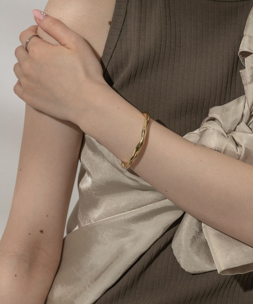 SMELLY(スメリー)の「ニュアンススリムラインバングル(バングル/リストバンド・レディース・ゴールド・-)」の4枚目の写真