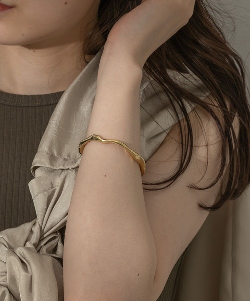 SMELLY(スメリー)の「ニュアンススリムラインバングル(バングル/リストバンド・レディース・ゴールド・-)」の5枚目の写真