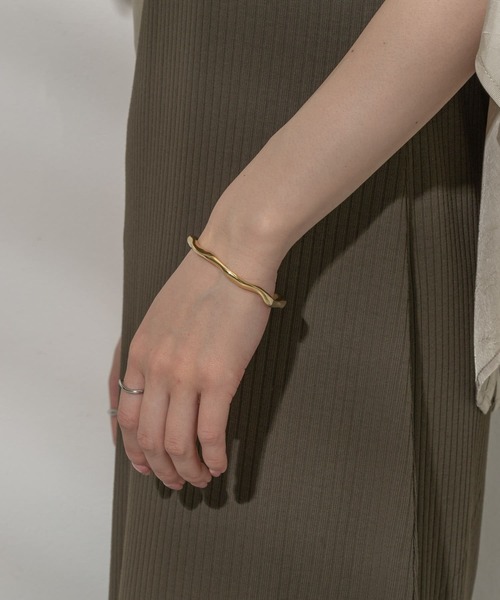 SMELLY(スメリー)の「ニュアンススリムラインバングル(バングル/リストバンド・レディース・ゴールド・-)」の2枚目の写真