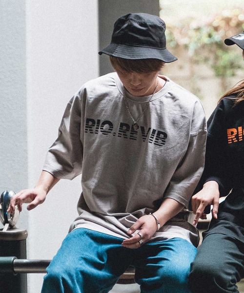 TopIsm(トップイズム)の「RIO.REVIB アイコン半袖Tシャツ(Tシャツ/カットソー・メンズ・ホワイト/グレイッシュブルー/ブラック/グレイッシュベージュ/グリーン/オレンジ・L/XL/M)」の3枚目の写真