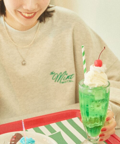 FREAK'S STORE(フリークスストア)の「WEB限定 The MINT MOTEL×FREAK'S STORE/ミントモーテル 別注 ビッグシルエット バック刺繍 クルーネックスウェット(スウェット・メンズ・ブラック/アッシュグレー/グリーン・SMALL/MEDIUM/LARGE)」の20枚目の写真
