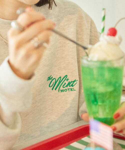 FREAK'S STORE(フリークスストア)の「WEB限定 The MINT MOTEL×FREAK'S STORE/ミントモーテル 別注 ビッグシルエット バック刺繍 クルーネックスウェット(スウェット・メンズ・ブラック/アッシュグレー/グリーン・SMALL/MEDIUM/LARGE)」の11枚目の写真