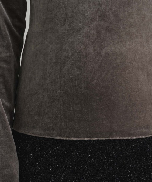 NEUNA(ヌナ)の「去年完売したアイテムが再登場!【パット付き!1枚で楽々着れる。】【前後2wayで着られる!】 ベロア/ラメ 2wayカットソートップス(Tシャツ/カットソー・レディース・ブルー/ブラック/ブラウン/グレー/ベージュ/ブラック系その他/グレー系その他・FREE)」の9枚目の写真