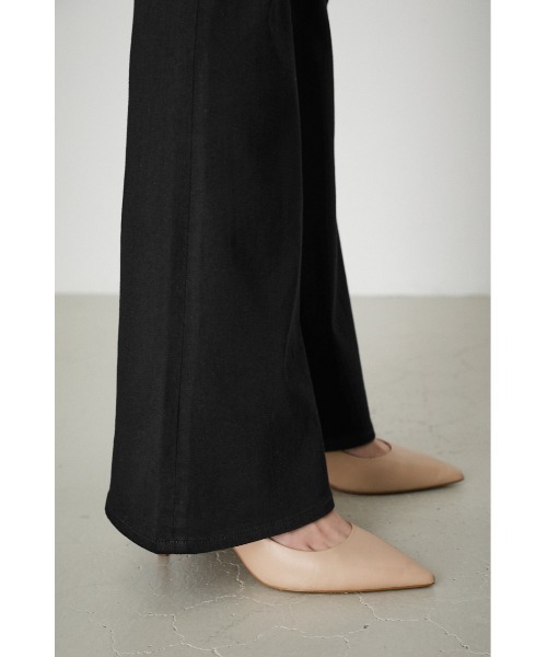 AZUL by moussy（アズールバイマウジー）の「A PERFECT DENIM FLARE Ⅱ/アパーフェクトデニムフレアⅡ（デニムパンツ・レディース・ブラック/ワンウォッシュ・SMALL/MEDIUM/LARGE/X-SMALL）」の4枚目の写真