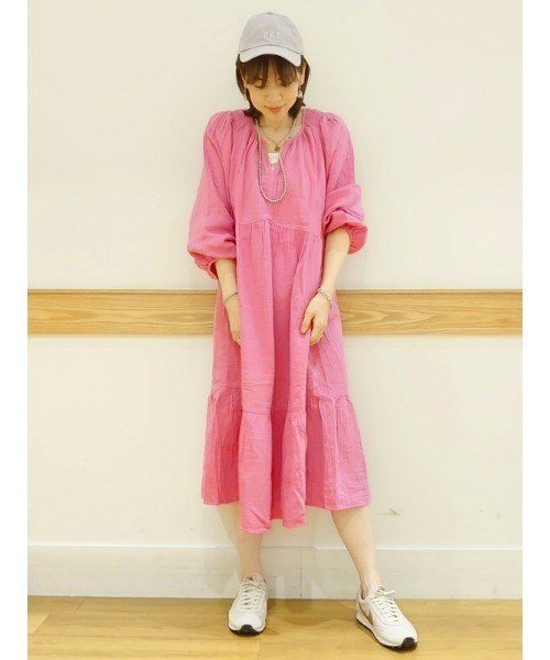 GAP（ギャップ）の「ガーゼ スプリットネック ミディワンピース