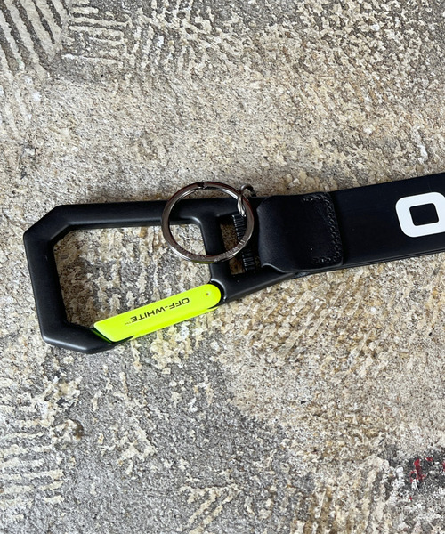 off white（オフホワイト）の「【OFF-WHITE】 オフホワイト キーホルダー RUBBER KEY HOLDER キーリング ロゴ ラバー（キーホルダー・メンズ・ブラック・FREE）」の4枚目の写真