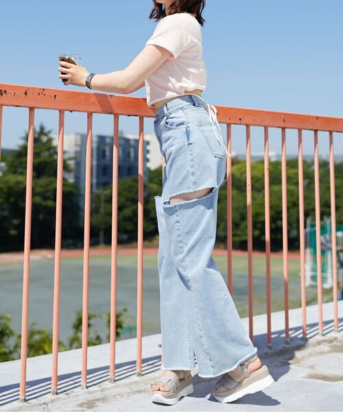 MAJESTIC LEGON（マジェスティックレゴン）の「ハイウエストバリエダメージデニム（デニムパンツ・レディース・ブルー系その他2/サックスブルー・MEDIUM/SMALL）」の4枚目の写真