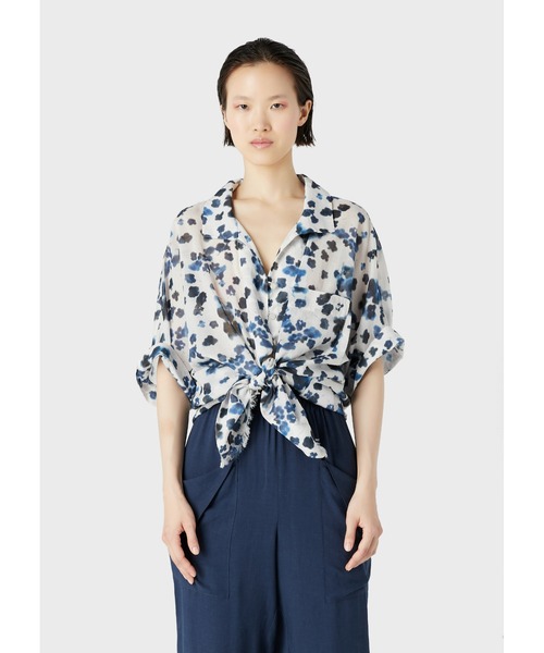 EMPORIO ARMANI（エンポリオアルマーニ）の「【エンポリオ アルマーニ】マーレ カプセルコレクション オーバーサイズシャツ モスリン製 バティックフローラルプリント（シャツ/ブラウス・レディース・ホワイト×ネイビー・36/38/40）」の4枚目の写真