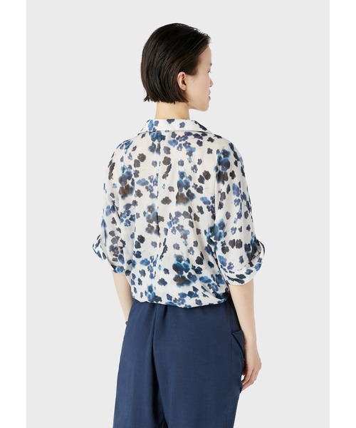 EMPORIO ARMANI（エンポリオアルマーニ）の「【エンポリオ アルマーニ】マーレ カプセルコレクション オーバーサイズシャツ モスリン製 バティックフローラルプリント（シャツ/ブラウス・レディース・ホワイト×ネイビー・36/38/40）」の3枚目の写真
