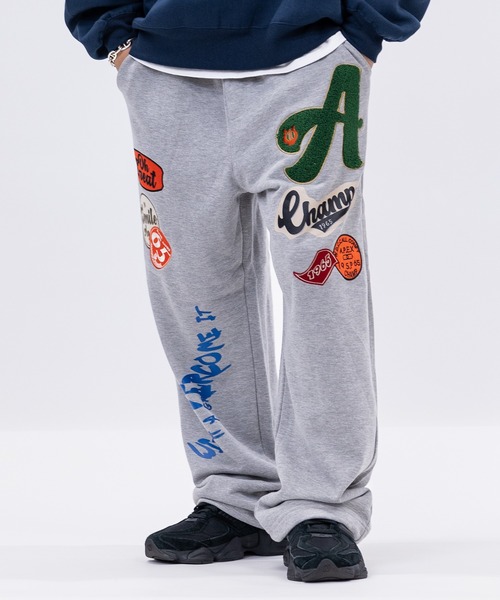 JOHN'S CLOSET（ジョンズクローゼット）の「【13】カレッジワッペン ワイドスウェットパンツ（スウェットパンツ・メンズ・ワンウォッシュ/オフホワイト/ブラック/サックスブルー/グレー・LARGE/MEDIUM）」の3枚目の写真