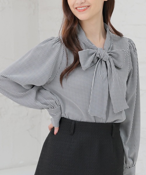 Honeys（ハニーズ）の「ボウタイブラウス（シャツ/ブラウス・レディース・ホワイト/ブラック/スモークピンク/ブラック系その他・S/M/L/LL/3L）」の3枚目の写真