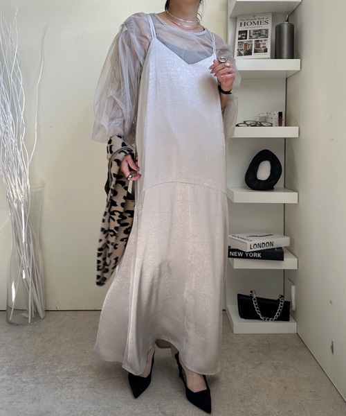 ULEULA（ウルア）の「ヴィンテージサテンバックシャンキャミワンピース（ワンピース・レディース・グレー/ブラック/グレイッシュベージュ・FREE）」の2枚目の写真