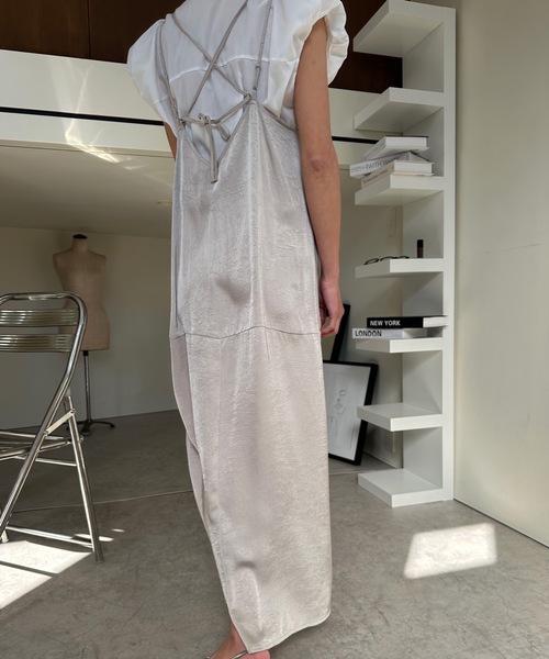 ULEULA（ウルア）の「ヴィンテージサテンバックシャンキャミワンピース（ワンピース・レディース・グレー/ブラック/グレイッシュベージュ・FREE）」の7枚目の写真