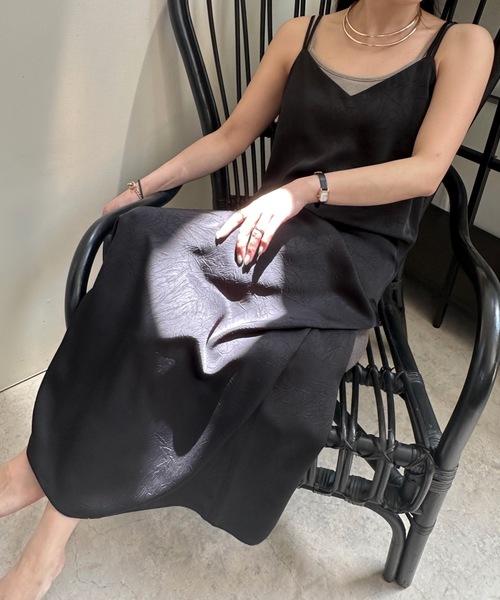 ULEULA（ウルア）の「ヴィンテージサテンバックシャンキャミワンピース（ワンピース・レディース・グレー/ブラック/グレイッシュベージュ・FREE）」の10枚目の写真