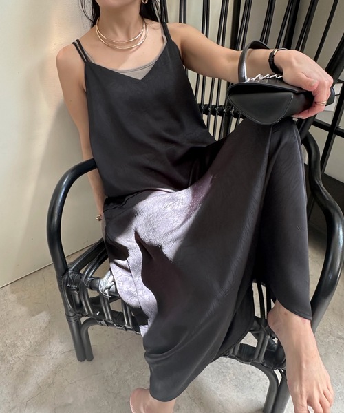 ULEULA（ウルア）の「ヴィンテージサテンバックシャンキャミワンピース（ワンピース・レディース・グレー/ブラック/グレイッシュベージュ・FREE）」の11枚目の写真