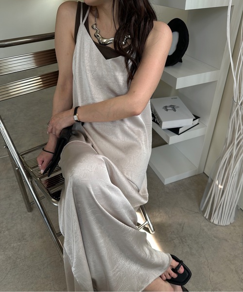 ULEULA（ウルア）の「ヴィンテージサテンバックシャンキャミワンピース（ワンピース・レディース・グレー/ブラック/グレイッシュベージュ・FREE）」の18枚目の写真