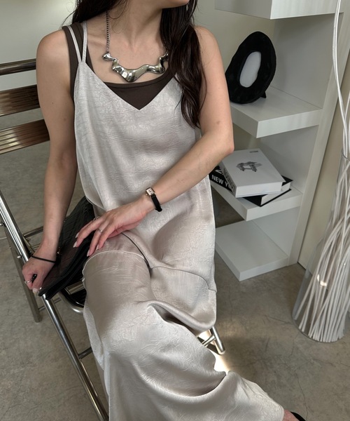 ULEULA（ウルア）の「ヴィンテージサテンバックシャンキャミワンピース（ワンピース・レディース・グレー/ブラック/グレイッシュベージュ・FREE）」の17枚目の写真