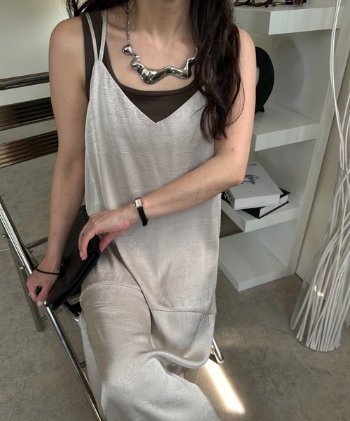 ULEULA（ウルア）の「ヴィンテージサテンバックシャンキャミワンピース（ワンピース・レディース・グレー/ブラック/グレイッシュベージュ・FREE）」の19枚目の写真