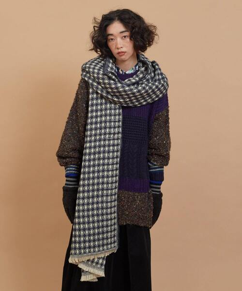 FRAPBOIS(フラボア)の「タイルストール(ストール/ショール・レディース・ネイビー/レッド・FREE)」の7枚目の写真