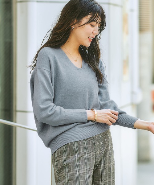 7days Life Styling(セブンデイズライフスタイリング)の「【パチパチしにくい】前後Vネック体型カバーニット(しっとりなめらかムースタッチ)(ニット/セーター・レディース・グレイッシュベージュ/ネイビー/杢グレー/オフホワイト/サックスブルー系・L/S/LL/M)」の5枚目の写真
