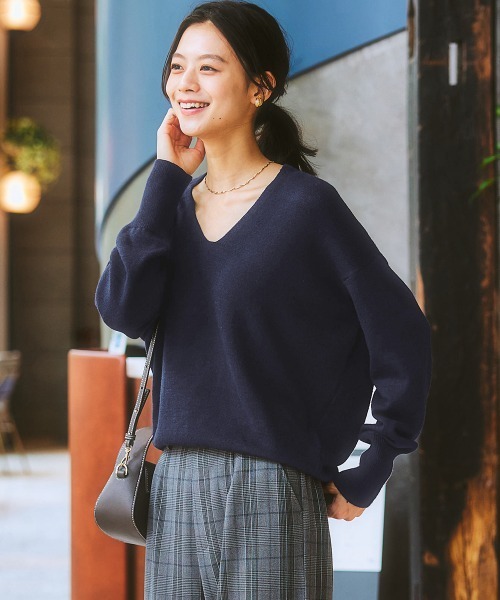 7days Life Styling(セブンデイズライフスタイリング)の「【パチパチしにくい】前後Vネック体型カバーニット(しっとりなめらかムースタッチ)(ニット/セーター・レディース・グレイッシュベージュ/ネイビー/杢グレー/オフホワイト/サックスブルー系・L/S/LL/M)」の4枚目の写真