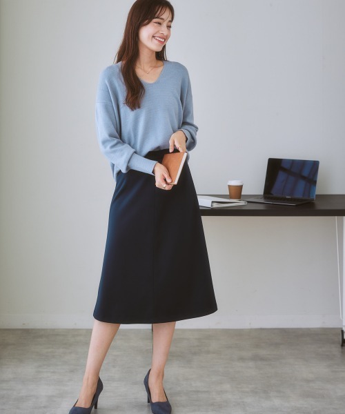 7days Life Styling(セブンデイズライフスタイリング)の「【パチパチしにくい】前後Vネック体型カバーニット(しっとりなめらかムースタッチ)(ニット/セーター・レディース・グレイッシュベージュ/ネイビー/杢グレー/オフホワイト/サックスブルー系・L/S/LL/M)」の6枚目の写真