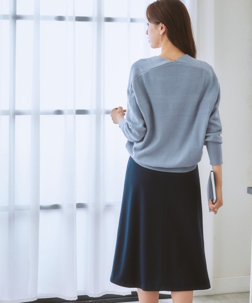 7days Life Styling(セブンデイズライフスタイリング)の「【パチパチしにくい】前後Vネック体型カバーニット(しっとりなめらかムースタッチ)(ニット/セーター・レディース・グレイッシュベージュ/ネイビー/杢グレー/オフホワイト/サックスブルー系・L/S/LL/M)」の7枚目の写真