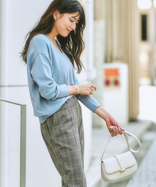 7days Life Styling(セブンデイズライフスタイリング)の「【パチパチしにくい】前後Vネック体型カバーニット(しっとりなめらかムースタッチ)(ニット/セーター・レディース・グレイッシュベージュ/ネイビー/杢グレー/オフホワイト/サックスブルー系・L/S/LL/M)」の9枚目の写真