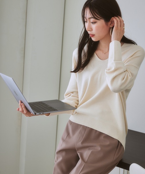 7days Life Styling(セブンデイズライフスタイリング)の「【パチパチしにくい】前後Vネック体型カバーニット(しっとりなめらかムースタッチ)(ニット/セーター・レディース・グレイッシュベージュ/ネイビー/杢グレー/オフホワイト/サックスブルー系・L/S/LL/M)」の11枚目の写真