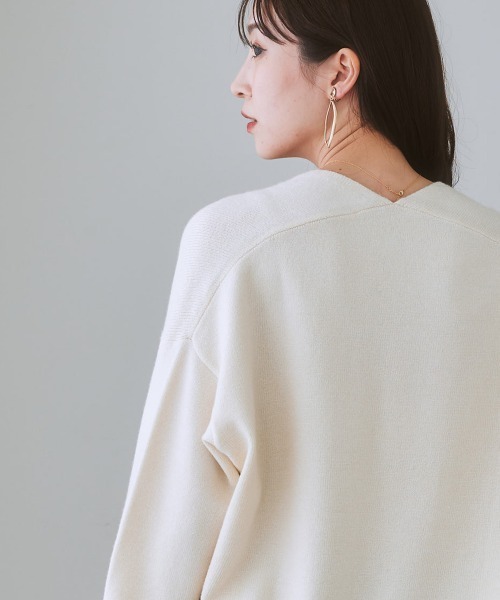 7days Life Styling(セブンデイズライフスタイリング)の「【パチパチしにくい】前後Vネック体型カバーニット(しっとりなめらかムースタッチ)(ニット/セーター・レディース・グレイッシュベージュ/ネイビー/杢グレー/オフホワイト/サックスブルー系・L/S/LL/M)」の12枚目の写真