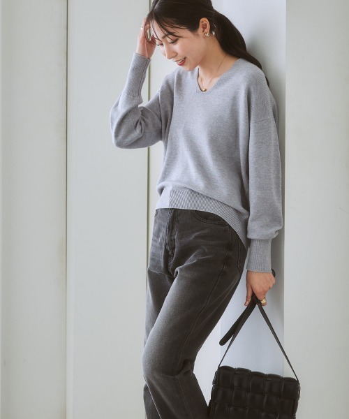 7days Life Styling(セブンデイズライフスタイリング)の「【パチパチしにくい】前後Vネック体型カバーニット(しっとりなめらかムースタッチ)(ニット/セーター・レディース・グレイッシュベージュ/ネイビー/杢グレー/オフホワイト/サックスブルー系・L/S/LL/M)」の15枚目の写真