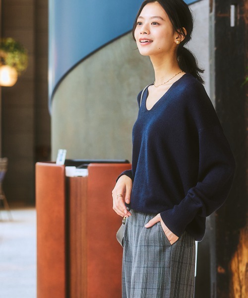 7days Life Styling(セブンデイズライフスタイリング)の「【パチパチしにくい】前後Vネック体型カバーニット(しっとりなめらかムースタッチ)(ニット/セーター・レディース・グレイッシュベージュ/ネイビー/杢グレー/オフホワイト/サックスブルー系・L/S/LL/M)」の20枚目の写真