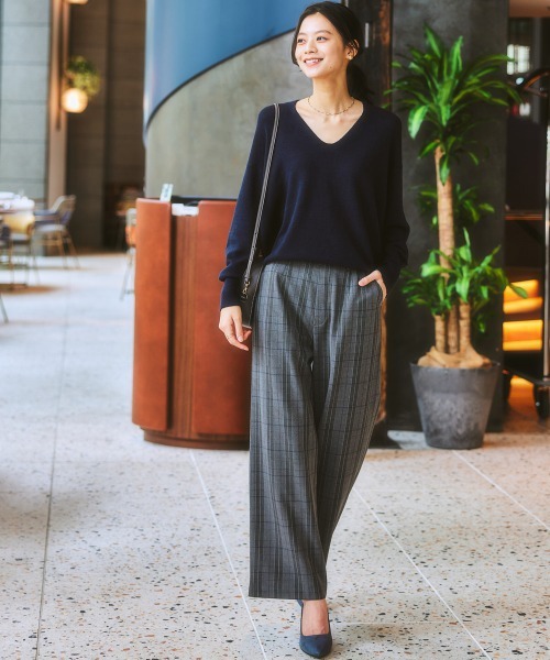 7days Life Styling(セブンデイズライフスタイリング)の「【パチパチしにくい】前後Vネック体型カバーニット(しっとりなめらかムースタッチ)(ニット/セーター・レディース・グレイッシュベージュ/ネイビー/杢グレー/オフホワイト/サックスブルー系・L/S/LL/M)」の21枚目の写真