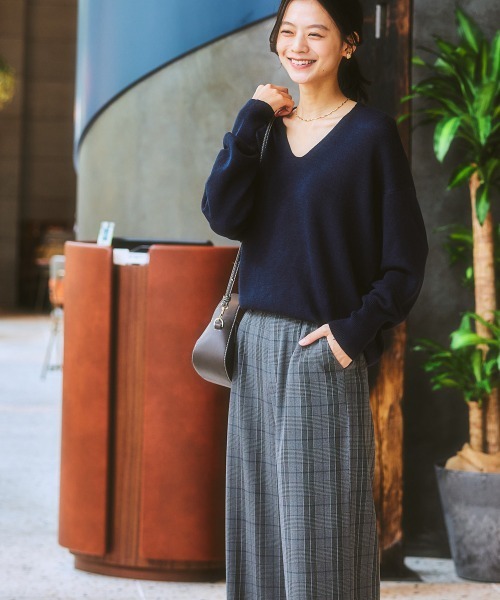 7days Life Styling(セブンデイズライフスタイリング)の「【パチパチしにくい】前後Vネック体型カバーニット(しっとりなめらかムースタッチ)(ニット/セーター・レディース・グレイッシュベージュ/ネイビー/杢グレー/オフホワイト/サックスブルー系・L/S/LL/M)」の22枚目の写真