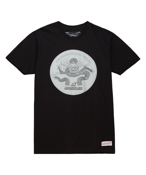 Mitchell&Ness（ミッチェル&ネス）の「Mitchell&Ness B.LEE CELEBRATING 50yrs COIN TEE（ミッチェルアンドネス ブルースリー セレブレーティング 50イヤー コイン ティ）（Tシャツ/カットソー・メンズ・ブラック・MEDIUM/X-LARGE/LARGE）」の1枚目の写真