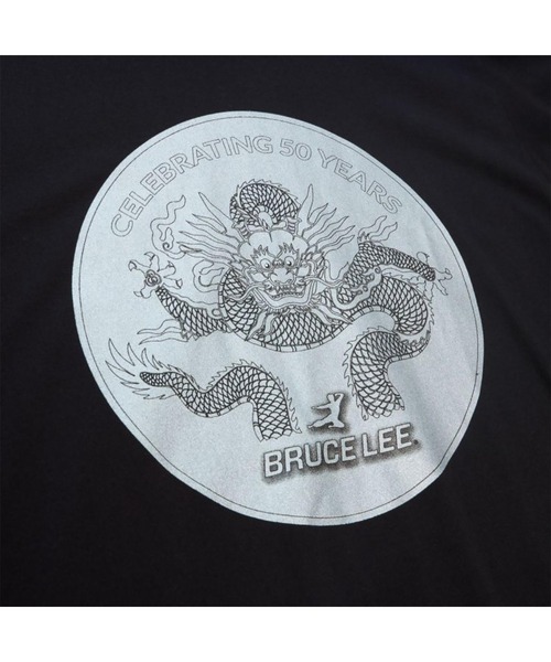 Mitchell&Ness（ミッチェル&ネス）の「Mitchell&Ness B.LEE CELEBRATING 50yrs COIN TEE（ミッチェルアンドネス ブルースリー セレブレーティング 50イヤー コイン ティ）（Tシャツ/カットソー・メンズ・ブラック・MEDIUM/X-LARGE/LARGE）」の3枚目の写真
