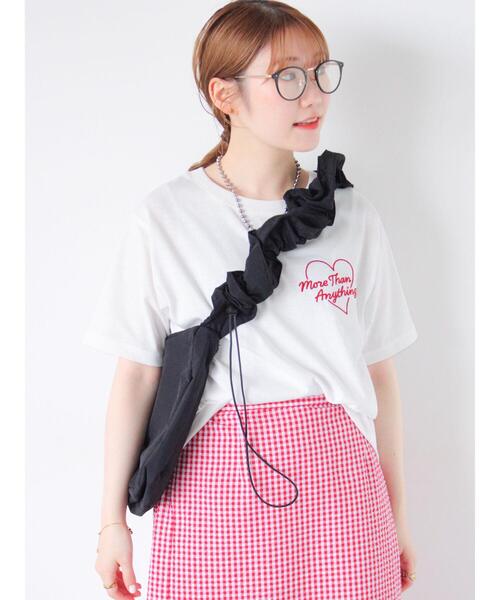 ehka sopo（エヘカソポ）の「ワンポイントハート刺繍Tシャツ（Tシャツ/カットソー・レディース・ブラック/イエロー/オフホワイト/ピンク・F）」の2枚目の写真