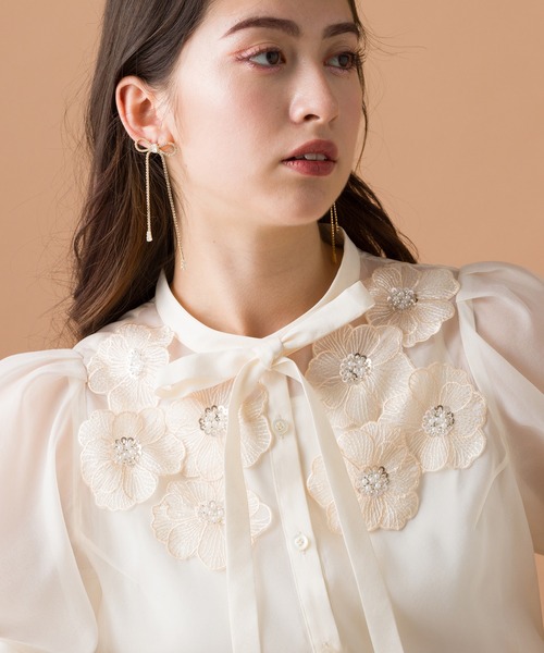 Audie a Muses(オーディアミューズ)の「フラワーモチーフ付きシアーブラウス(シャツ/ブラウス・レディース・オフホワイト/ブラック・38/42)」の2枚目の写真