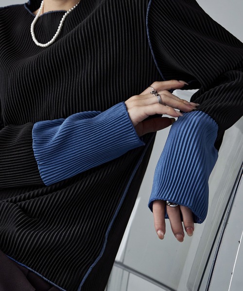 バイカラープリーツクルーネックトップス（Tシャツ/カットソー