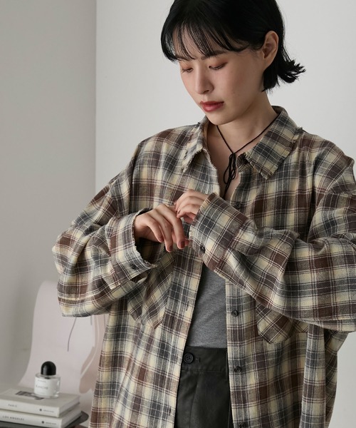 forksy.(フォルクシー)の「【forksy.】フリンジ加工チェック柄オーバーサイズシャツ(シャツ/ブラウス・レディース・ブルー系/ブラウン系/ネイビー系・FREE)」の2枚目の写真